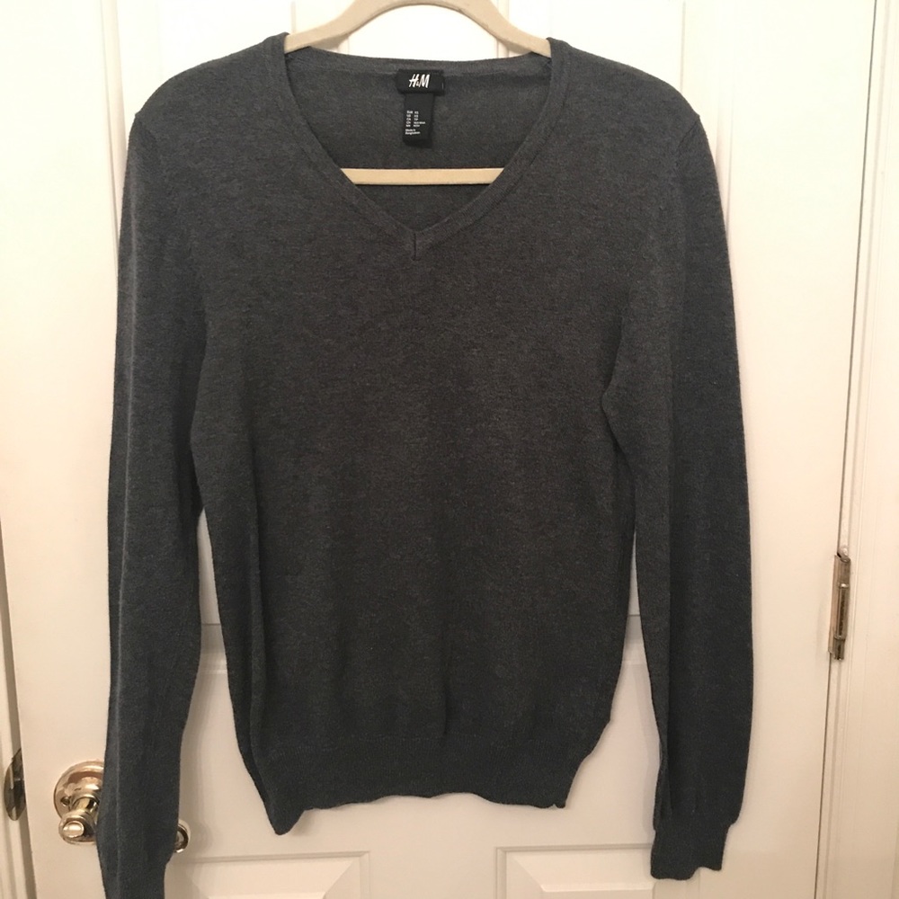 Men’s v-neck sweater